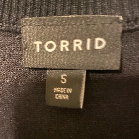 Black Lattice Front Pullover Sweater - Picture 7 of 10